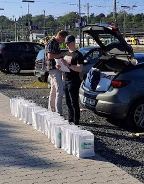 Tag der Schiene. GDL Wiesbaden-Mainz Die Mitglieder der GDL Ortsguppe Wiesbaden-Mainz packen Geschenktüten für die Eisenbahner ein.