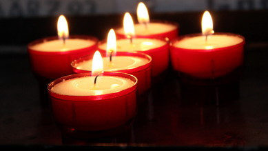 brennende Kerzen - Trauer