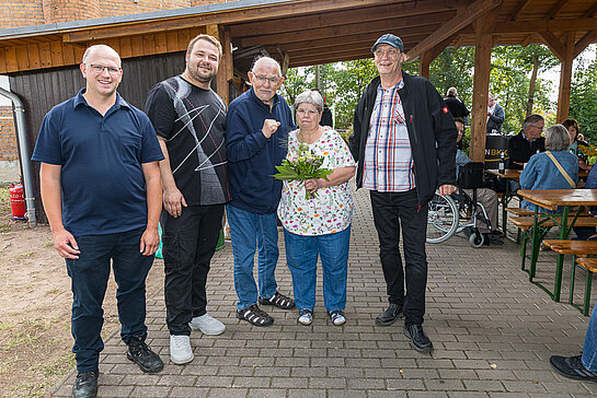 Hermann Schade (mitte) wurde für seine langjährige Arbeit als Pensionärsbetreuer geehrt