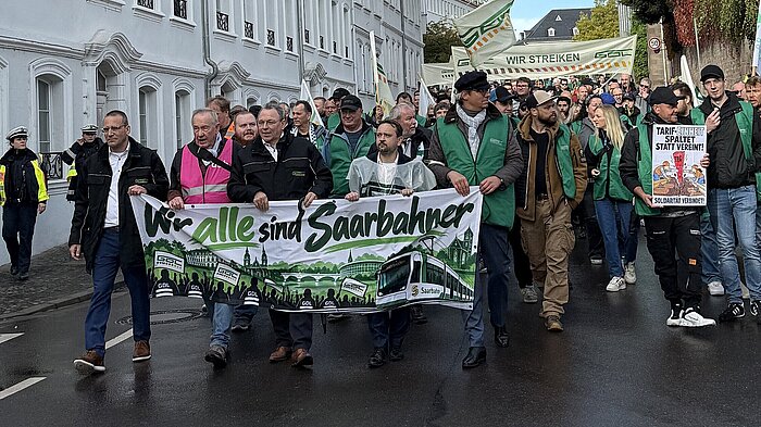 Rund 300 Menschen auf der Straße: Starkes Zeichen der Solidarität in Saarbrücken