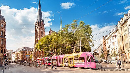 Eine Straßenbahn der Saarbahn in der Innenstadt von Saarbrücken