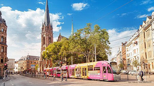 Eine Straßenbahn der Saarbahn in der Innenstadt von Saarbrücken