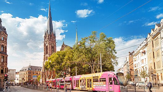 Eine Straßenbahn der Saarbahn in der Innenstadt von Saarbrücken
