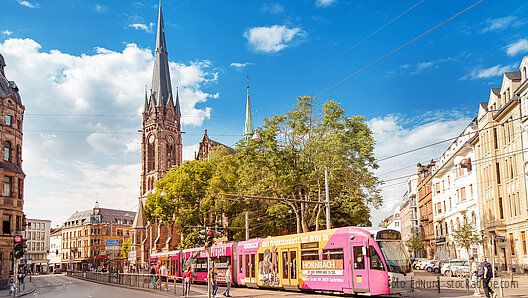 Eine Straßenbahn der Saarbahn in der Innenstadt von Saarbrücken