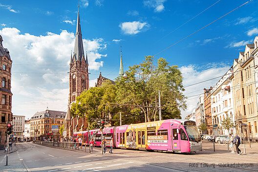 Eine Straßenbahn der Saarbahn in der Innenstadt von Saarbrücken