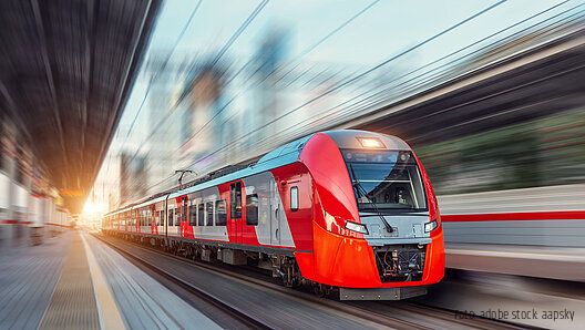 Ein Zug fährt durch eine urbane Landschaft 