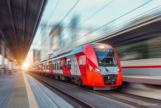 Ein Zug fährt durch eine urbane Landschaft 