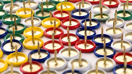 bunte pins für Aushang 