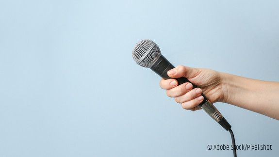 Hand mit Mikrofon