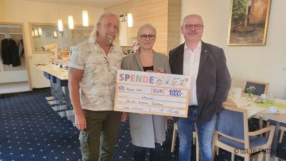 GDL OG Cottbus bei der Übergabe des Schecks