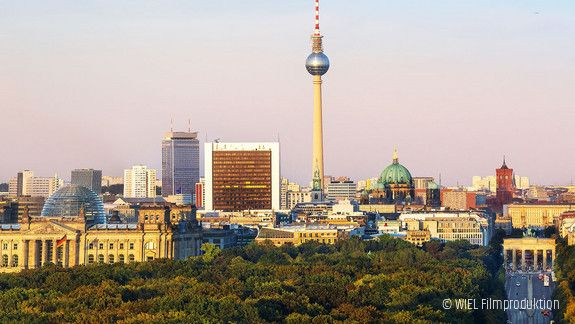 Skyline von Berlin mit Fernsehturm und IHZ