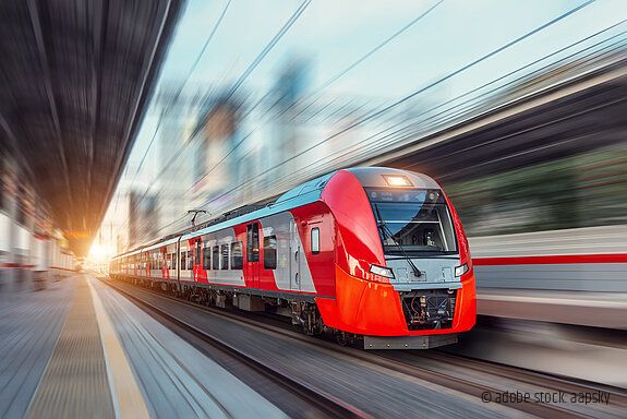 Ein Zug fährt durch eine urbane Landschaft 