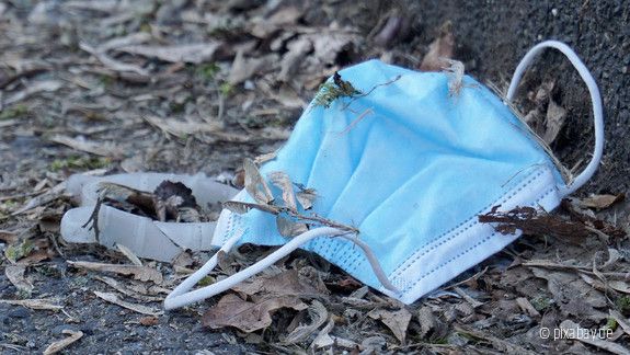 Mundnasenmaske liegt auf dem Boden