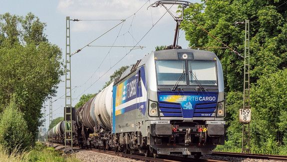 RTB Cargo vor Güterzug
